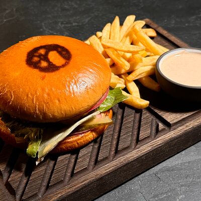 Классический бургер в Мишка Бар по цене 890 ₽