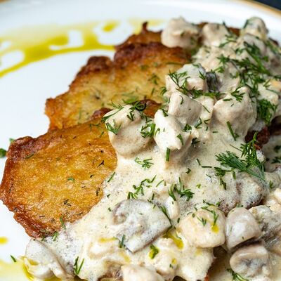 Драники с грибами со сметаной и укропомв Метро Cafe по цене 539 ₽