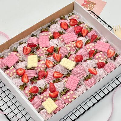 Огромный набор клубники в белом шоколаде №6 в Cosmo Сakery по цене 9990 ₽