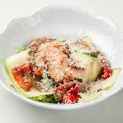 Теплый салат с индейкой и соусом из аджики и унаги в Кафе Калачи по цене 560 ₽