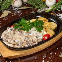 Свинина в сливочно-грибном соусе в Британника