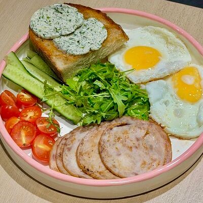 Завтрак с глазуньей и фермерской ветчиной в Сладости и Радости Советская по цене 510 ₽