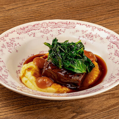 Томленые говяжьи щечки с картофельным и яблочным пюре в Казак по цене 1150 ₽