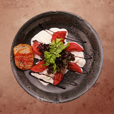 Салат со страчателлой в The Pivo по цене 350 ₽