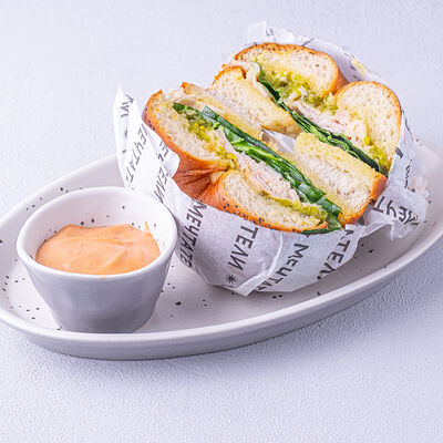 Бейгл с пастрами из индейки в Мечтатели по цене 545 ₽