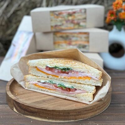 Сэндвич с ветчинойв По кофе по цене 310 ₽