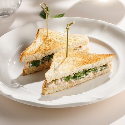 Сэндвич с тунцом и томатамив Кукумбер по цене 490 ₽