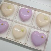 Муссовые пирожные ассорти сиренево-белые в Katicake