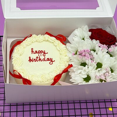 Бенто-торт Happy Birthday с красными бантиками и букетик цветов на День рождения в Cosmo Сakery по цене 3500 ₽