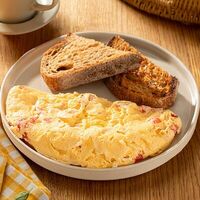 Омлет с сыром и томатами в Пока горячее