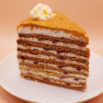 Медовик с клюквой в Диалог по цене 239 ₽