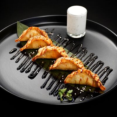 Гёдза на листе бамбука в Rollup по цене 460 ₽