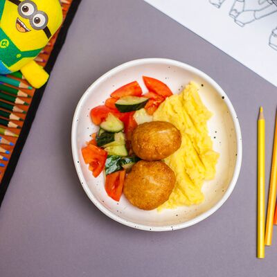 Котлетки из куриного филе с картофельным пюре и свежими овощами в Территория вкуса по цене 390 ₽