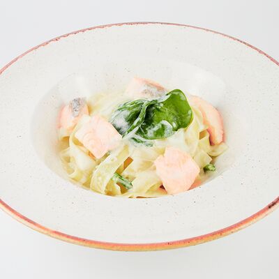 Феттуччине с лососем в Нью-Йорк пицца и гриль по цене 720 ₽