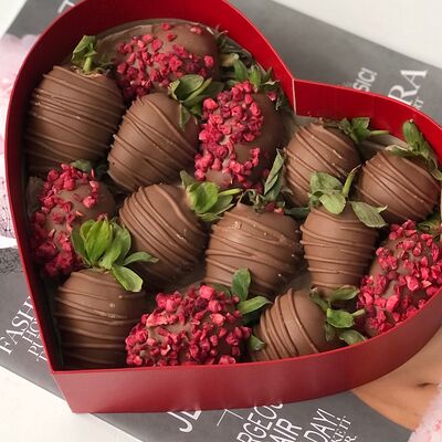 Клубника в шоколаде с сублимированной малиной в Fujibox по цене 3500 ₽