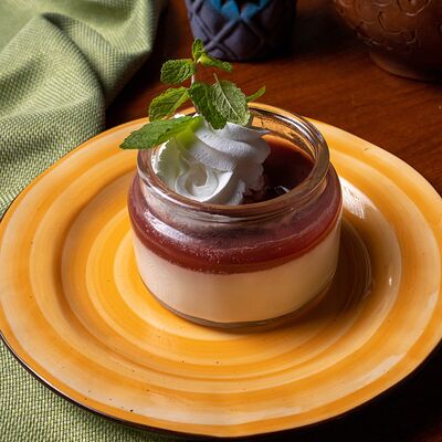 Пана Кота с клубникой в Пхали по цене 370 ₽