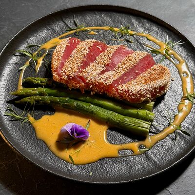 Стейк из тунца с зелёной спаржей и соусом голландез в Мишка Бар по цене 1100 ₽