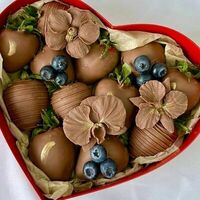 Клубника в шоколаде Sweet Flowers и подарок сердце №13 в Chocowell клубника в шоколаде