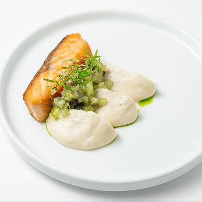 Стейк из лосося с релишем из винограда и анчоуса в Кафе кусь по цене 1200 ₽