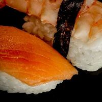 Нигири с лососем в Fortuna Sushi