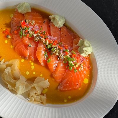 Крудо из лосося с хрустящими луковыми чипсами в Berberry & ptichka по цене 850 ₽