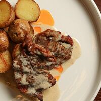 Говяжья вырезка на гриле, печеный картофель в Дева