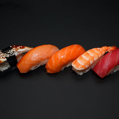 Суши с копчёным лососем в Total Sushi по цене 200 ₽