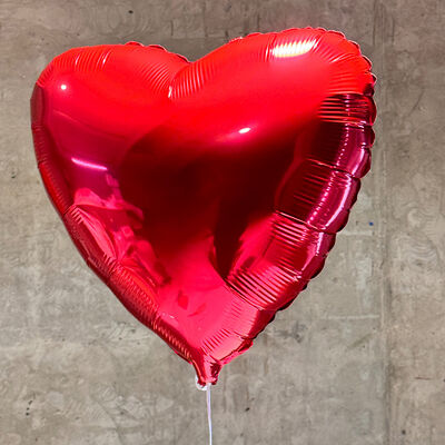 Фольгированный шарик красное сердце в Клубника в шоколаде Simple Berry по цене 790 ₽