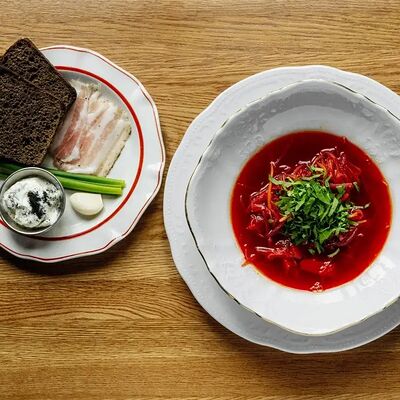 Фирменный борщ с говяжьей щекой, копченой сметаной и бородинским хлебом в Lucky Duck по цене 590 ₽