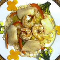 Фо с жареными морепродуктами в Pho +84