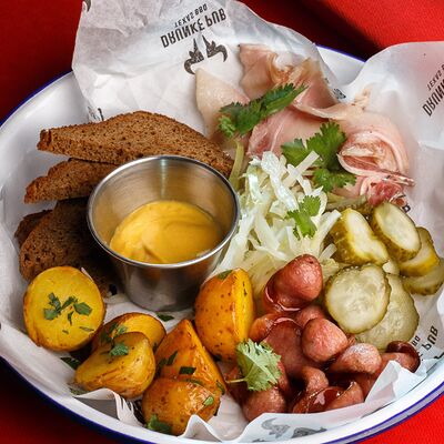 Тарелка закусок к крепкому в Дранки паб по цене 810 ₽