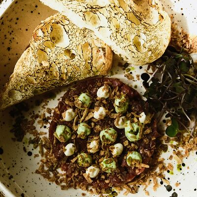 Тартар из говядины с двумя видами майонеза в En Ferio по цене 850 ₽