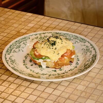 Бриошь с яйцом пашот, лососем и авокадо в Мари по цене 670 ₽