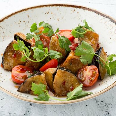 Салат с хрустящими баклажанами в Кафе на развилке по цене 662 ₽