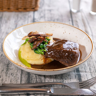 Говяжий бок с картофельным пюре в Mollie’s Mews по цене 970 ₽
