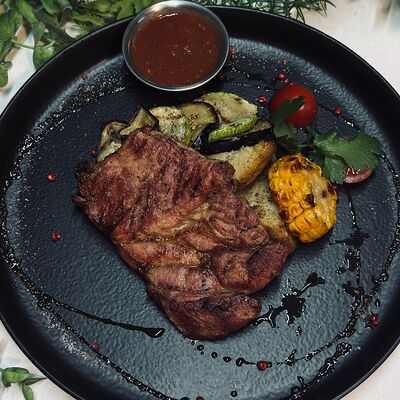 Стейк свиной с овощами и печенным картофелем в Edateca по цене 950 ₽