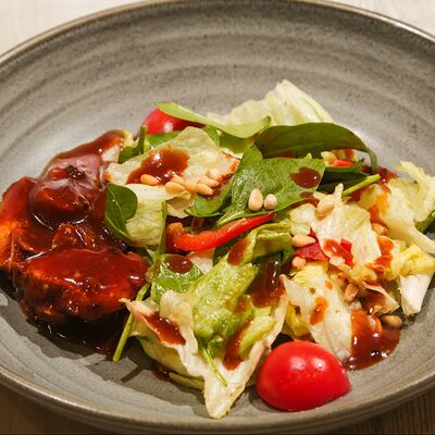 Тёплый салат с курицей в Троя по цене 550 ₽