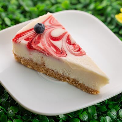 Клубничный чизкейкв Coffee Fit по цене 200 ₽