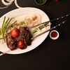 Спинка барашка с помидором в Steklo Grill & Bar по цене 2650