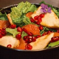 Салат с грейпфрутом и курицей в Hidden