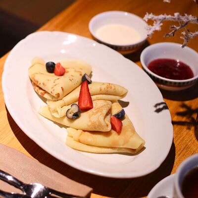 Блины со сметаной и вареньем в Тарелочки по цене 590 ₽