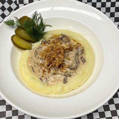 Бефстроганов с корнишонами в Gourmet kitchen по цене 950 ₽