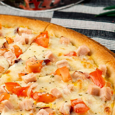 Сырная курочка Большая пицца в Престо по цене 1390 ₽