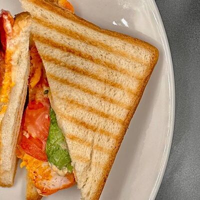 Сэндвич с копченой грудкой в Coffee Room по цене 395 ₽