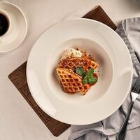 Венские вафли с карамельным соусом в Burgers and Crabs