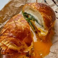 Круассан с красной рыбкой и яйцом пашот в Cafe LeoN