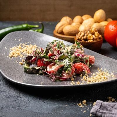 Салат по-грузински с орехами в Лавашура по цене 700 ₽