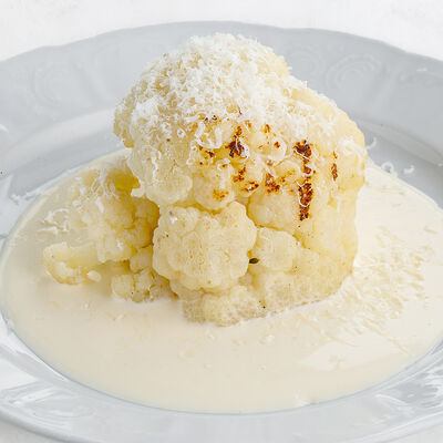 Стейк из цветной капусты с сырным соусом в Волга-Волга по цене 790 ₽