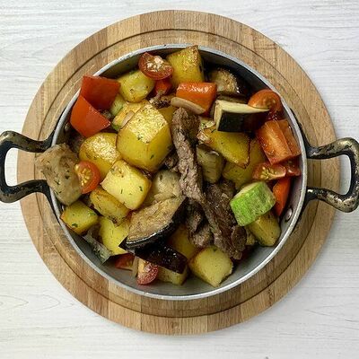 Сковорода с говяжьей вырезкой и овощами в Рок бар Штопор по цене 890 ₽