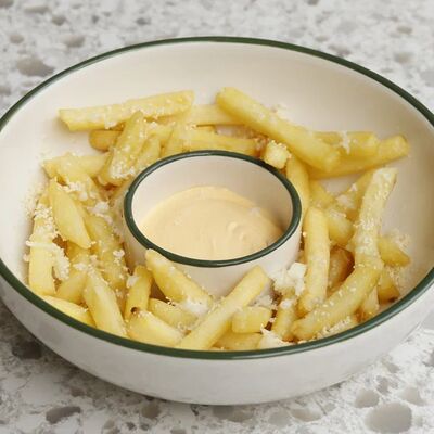 Картофель фри с моцареллой и пармезаном в Cream Soda по цене 450 ₽